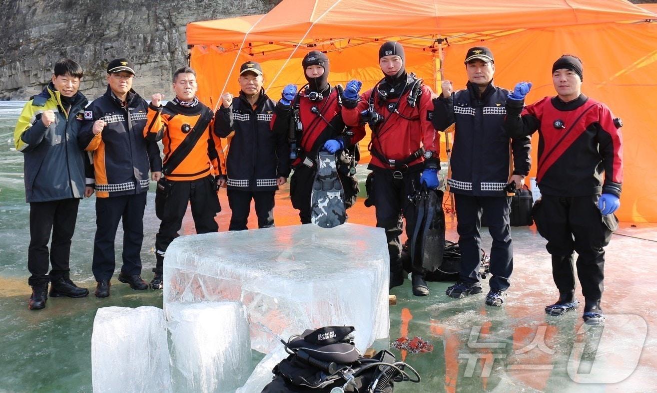 본문 이미지 - 경북도 소방본부는 6일 대구 두류 다이빙 풀장과 안동시 도산면 일원에서 겨울철 내수면 수난사고에 대비한 동계 수난구조 전문교육훈련을 실시했다.(경북 소방본부 제공. 재판매 및 DB금지) /뉴스1