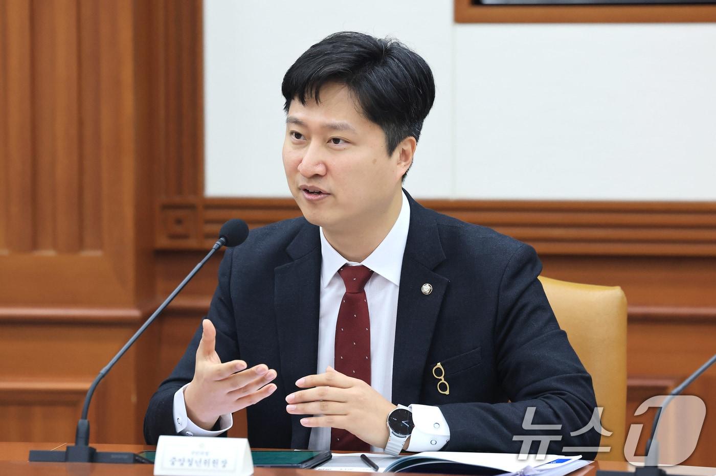 본문 이미지 - 우재준 국민의힘 중앙청년위원장이 서울 종로구 정부서울청사에서 열린 제1차 청년정책 관계장관회의에서 발언을 하고 있다. 2026.2.6 ⓒ 뉴스1 임세영 기자