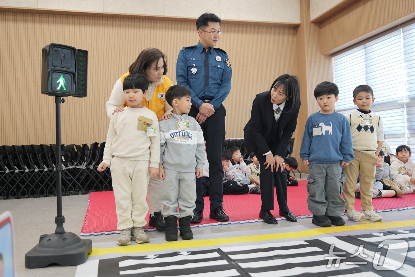 본문 이미지 - 경기 수원팔달경찰서가 지난 2일부터 6일까지 청사 4층 대강당(팔달마루)에서 수원시자원봉사센터, 수원안전실천시민연합회와 어린이 교통사고 예방을 위한 '안전 체험 교육'을 진행했다. 사진은 아이들이 모형 횡단보도에서 보행 3원칙을 실습하고 있는 모습.  (수원팔달서 제공. 재판매 및 DB 금지) 2026.2.6/뉴스1 