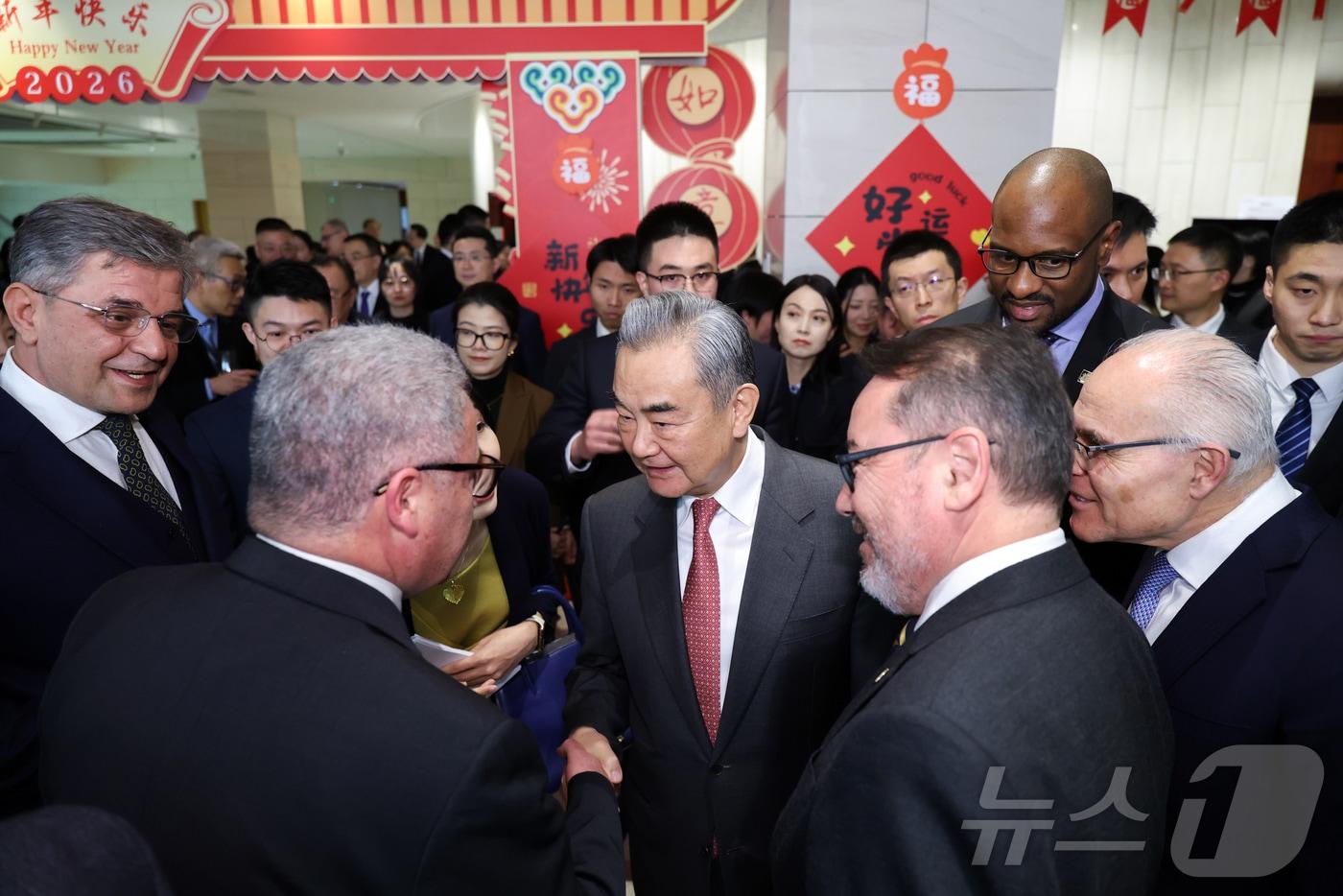 본문 이미지 - 왕이 중국 외교부장이 5일 베이징에서 열린 '신년 리셉션'에 참석했다. 2026.2.5. ⓒ 신화=뉴스1 ⓒ News1 정은지 특파원