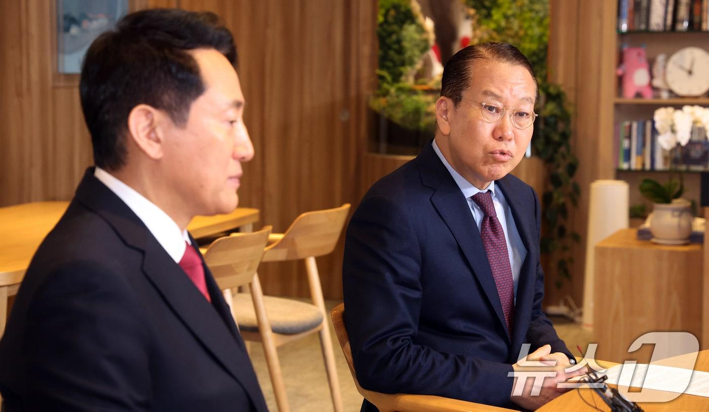 본문 이미지 - 오세훈 서울시장과 권영세 국민의힘 국회의원(서울 용산구)이 6일 오전 서울 중구 시청 시장 집무실에서 용산국제업무지구 관련 논의를 하고 있다. 2026.2.6 / ⓒ 뉴스1 김명섭 기자