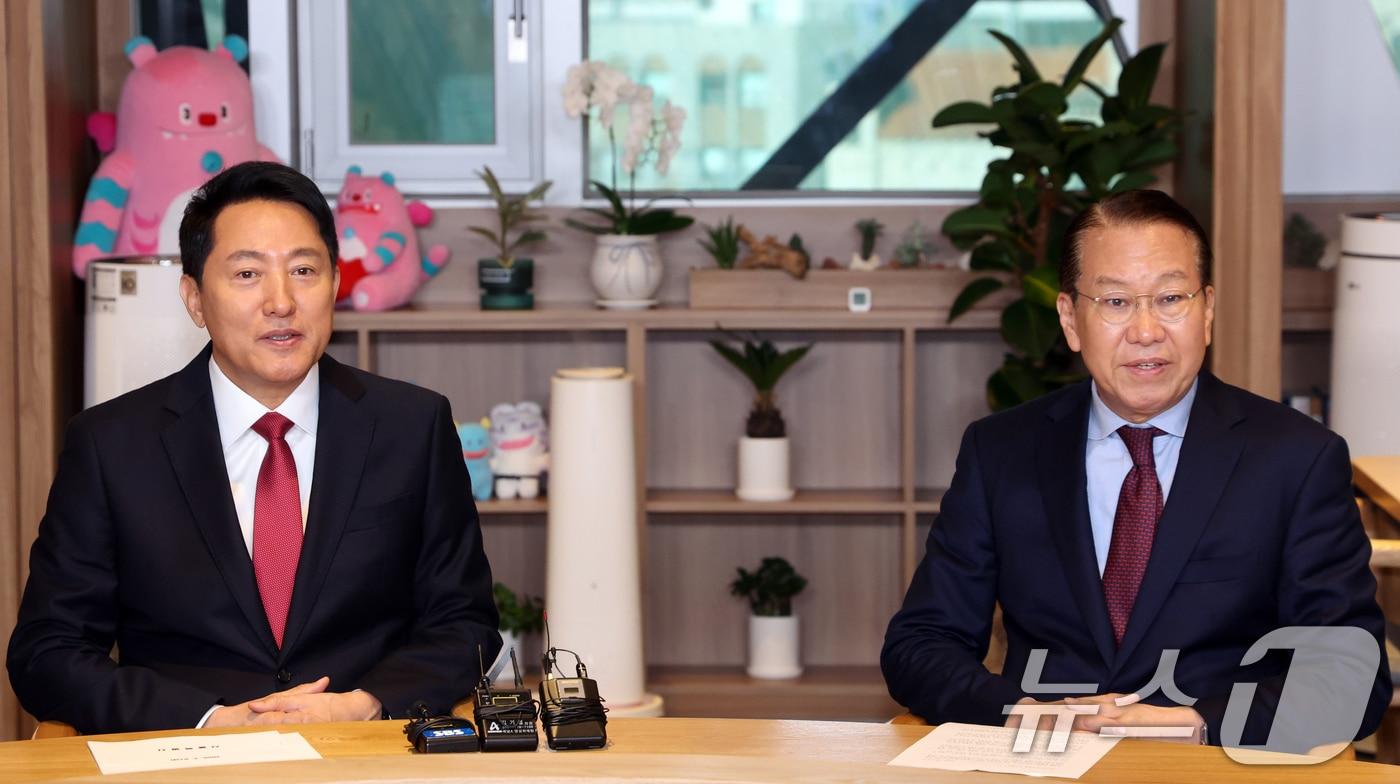 본문 이미지 - 오세훈 서울시장과 권영세 국민의힘 국회의원(서울 용산구)이 6일 오전 서울 중구 시청 시장 집무실에서 용산국제업무지구 관련 논의를 하고 있다. 2026.2.6/뉴스1 ⓒ News1 김명섭 기자