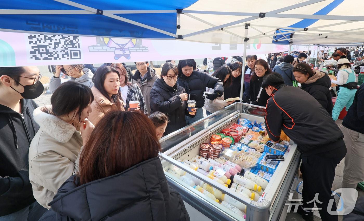 본문 이미지 - 전북 임실군은 설명절을 맞아 수도권에서 직거래장터를 열고 소비자 공략에 나섰다.(임실군제공, 재판매 및 DB금지)2026.2.6/뉴스1