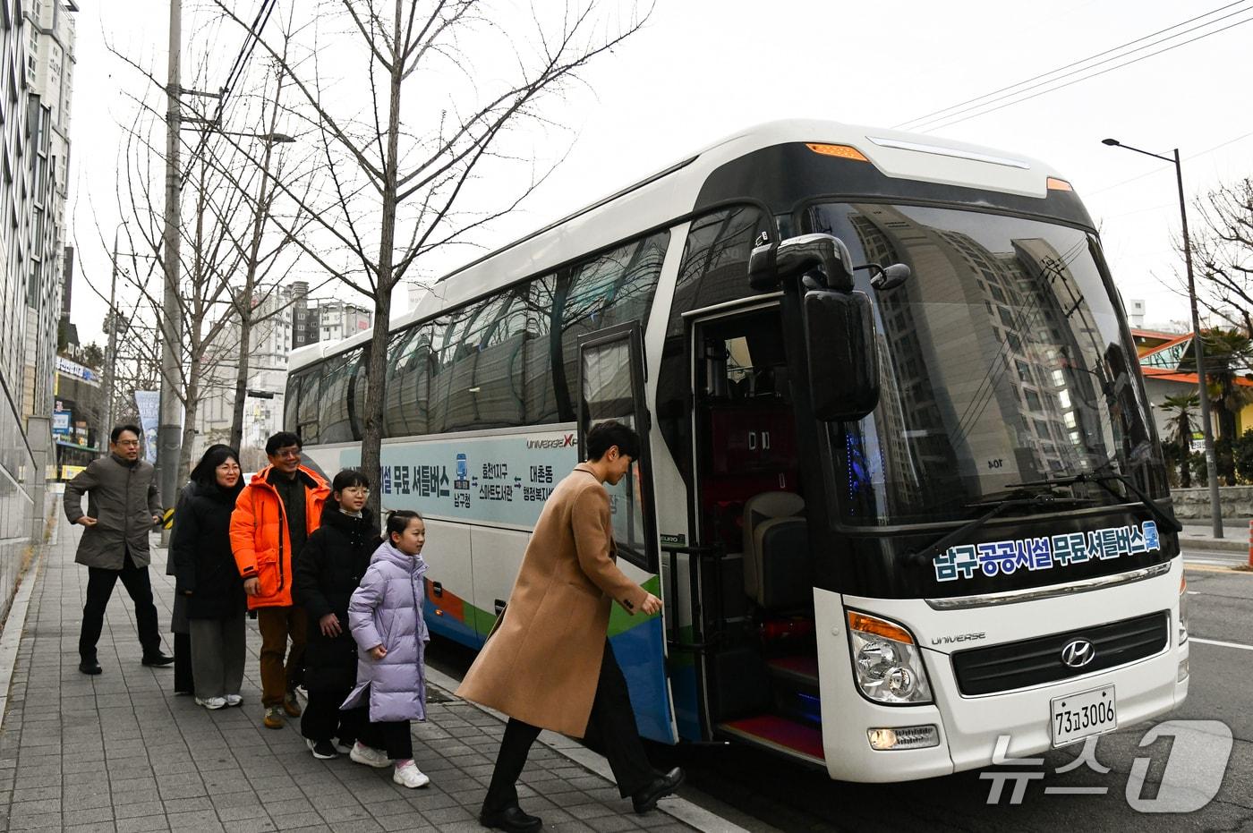 본문 이미지 - 공공시설 무료 셔틀버스의 모습.(광주 남구 제공. 재판매 및 DB 금지)