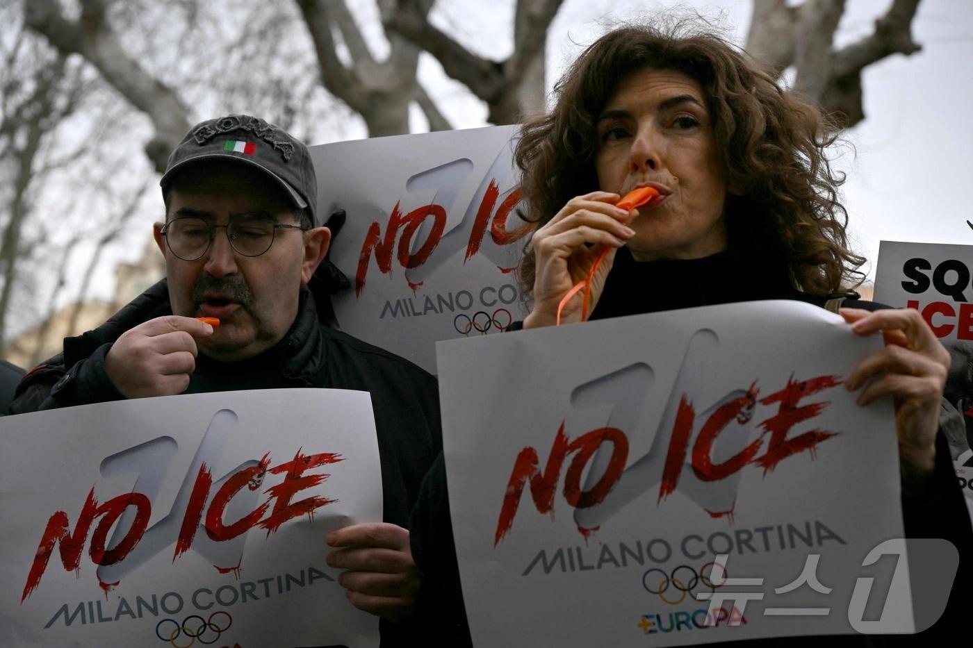 본문 이미지 - 이탈리아 밀라노 현지에서 'NO ICE' 시위가 열리는 모습. ⓒ AFP=뉴스1