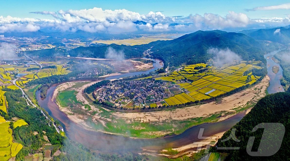 본문 이미지 - 빠르게 소비하는 일정 대신 걷고, 기록하고, 오래 머무는 ‘느린 여행’이 확산되는 가운데 안동시가 전통과 자연, 미식을 두루 갖춘 체류형 관광도시로 주목받고 있다.사진은 하회마을/뉴스1