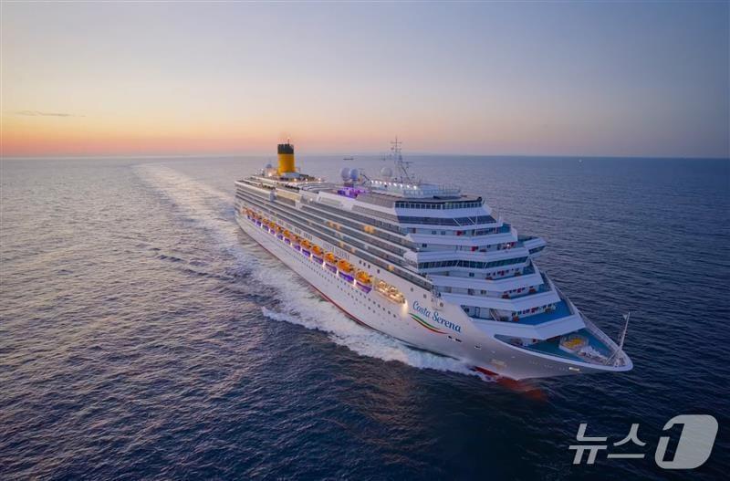 본문 이미지 - 11만4000톤 급 대형 크루즈 '코스타 세레나' 호 모습. 이탈리아 국적 선박이다. (팬스타그룹 제공. 재판매 및 DB금지)