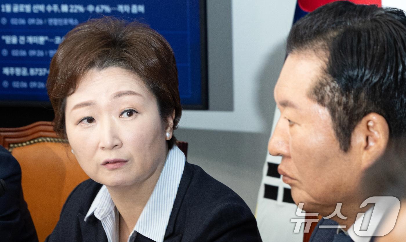 본문 이미지 - 이언주 더불어민주당 최고위원이 6일 서울 여의도 국회에서 열린 최고위원회의에서 발언하고 있다. 2026.2.6 ⓒ 뉴스1 이승배 기자