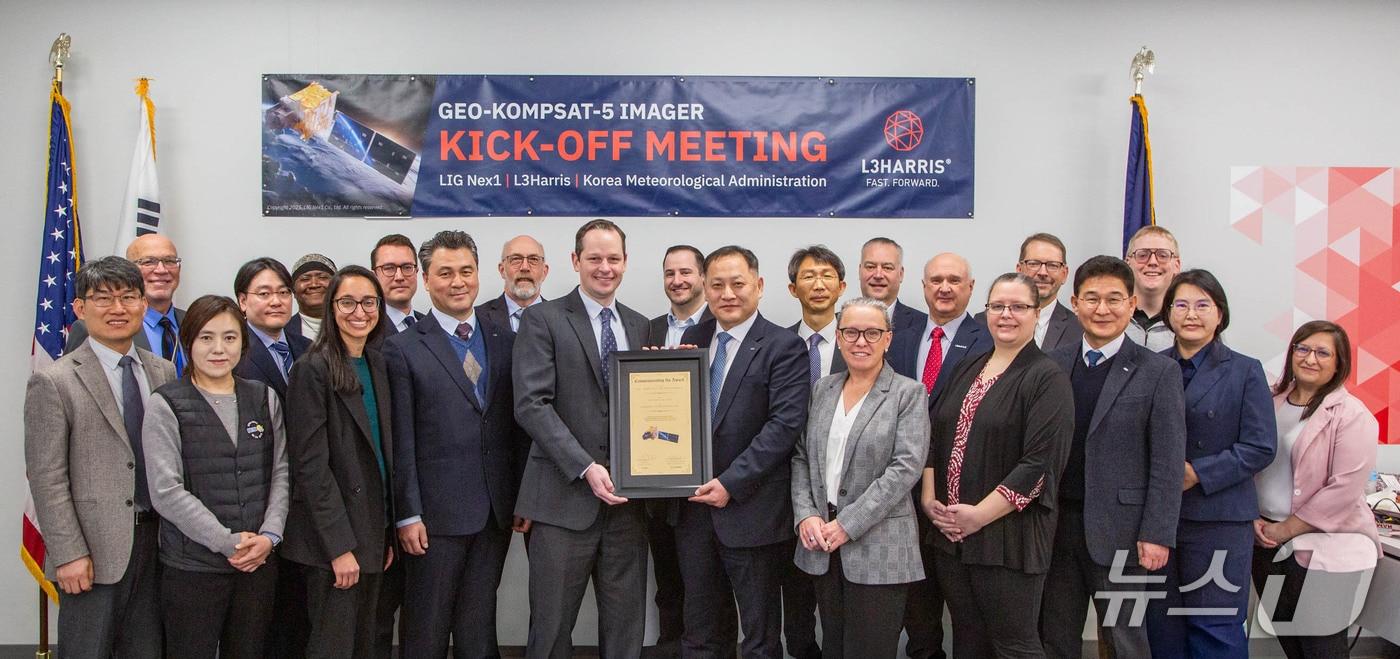 본문 이미지 - LIG넥스원이 미국 L3해리스와 미국 포트웨인 현지에서 기상탑재체 개발 착수회의를 진행한 모습(LIG넥스원 제공)