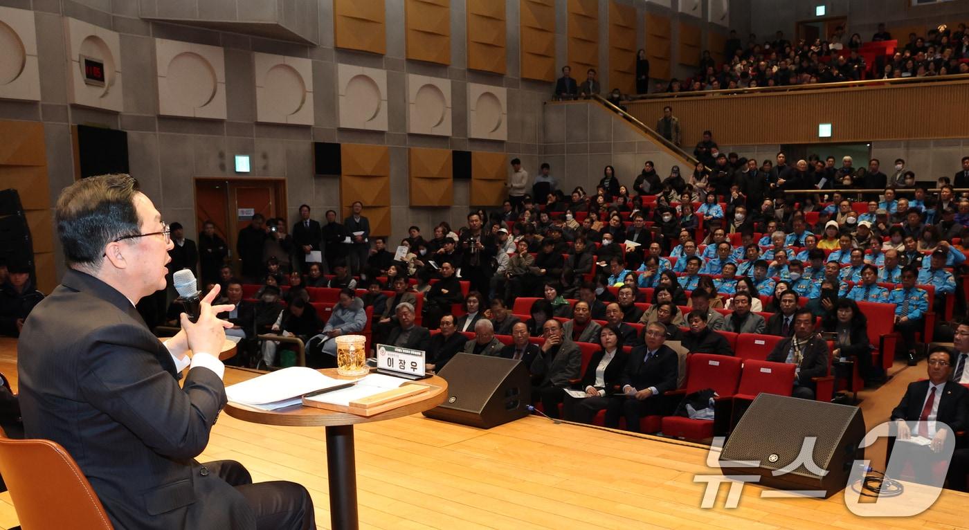 본문 이미지 - 이장우 대전시장이 6일 오전 대전시청에서 열린 대전·충남 행정통합 타운홀미팅에서 시민의 질문에 답하고 있다. 2026.2.6 / ⓒ 뉴스1 김기태 기자