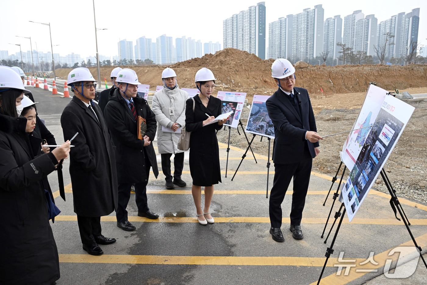 본문 이미지 - 이민근 안산시장(맨 오른쪽)이 ASV 지구 내 현장 설명을 하고 있다.(안산시 제공)