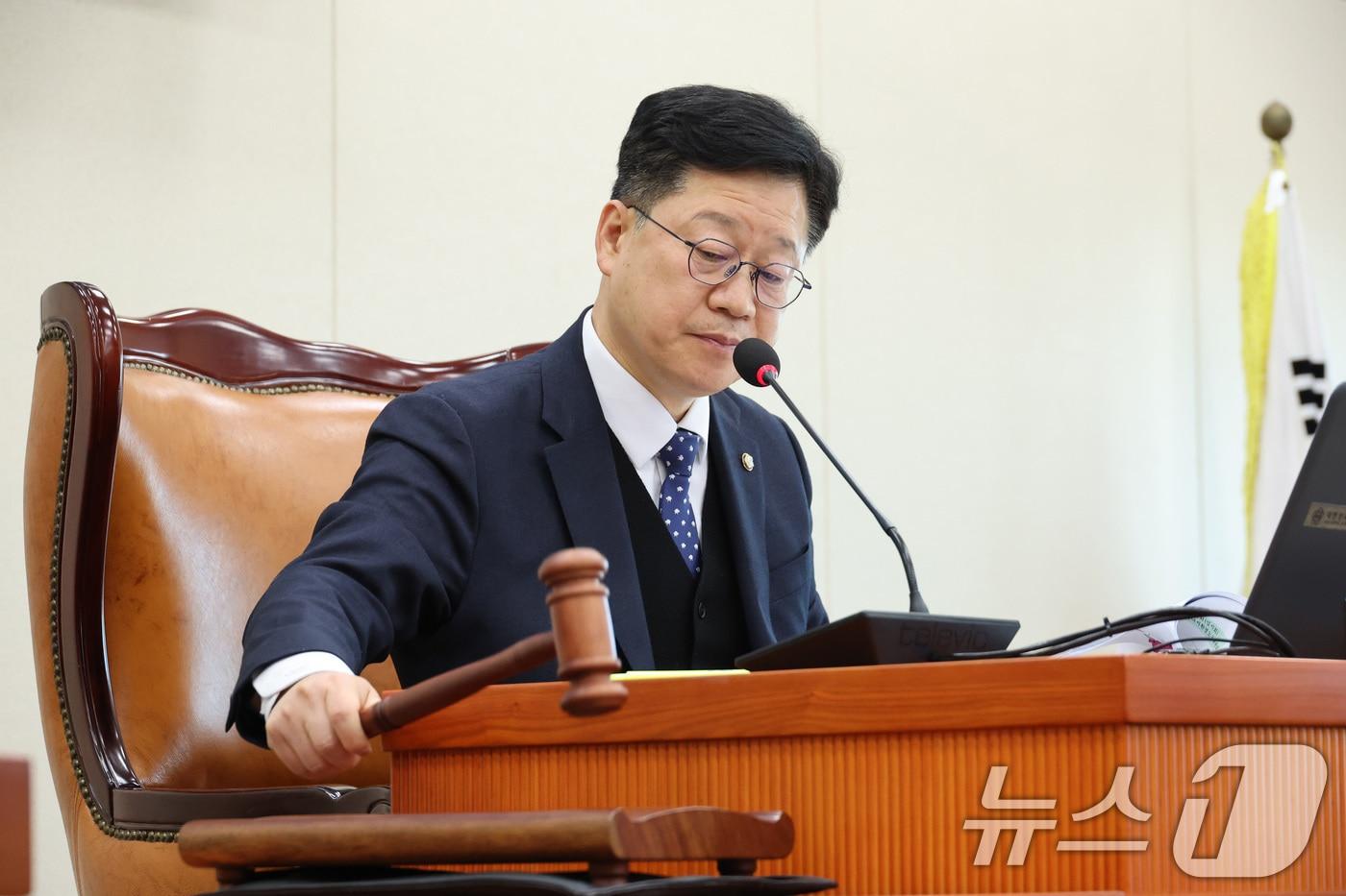 본문 이미지 - 안호영 위원장이 6일 서울 여의도 국회에서 열린 기후에너지환경노동위원회 전체회의에서 가습기살균제 피해구제를 위한 특별법 일부개정법률안을 가결시키고 있다. 2026.2.6 ⓒ 뉴스1 신웅수 기자