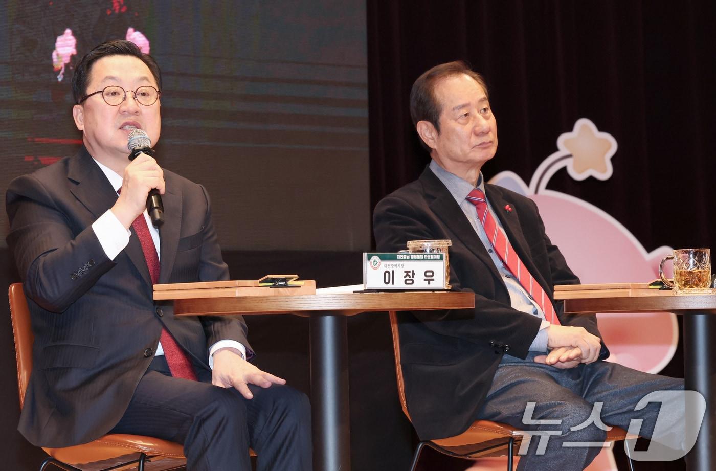 본문 이미지 - 이장우 대전시장이 6일 오전 대전시청에서 열린 대전·충남 행정통합 타운홀미팅에서 시민의 질문에 답하고 있다. 2026.2.6 / ⓒ 뉴스1 김기태 기자
