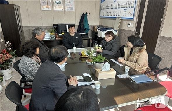 본문 이미지 - 한국건강증진개발원과 경기 가평군은 지난달 30일 가평군청에서 '지방살리기 상생소비 활성화를 위한 자매결연 업무협약(MOU)'을 체결하며 지역경제 활성화와 지속가능한 상생 협력체계를 구축하기로 했다고 6일 밝혔다.(한국건강증진개발원 제공)