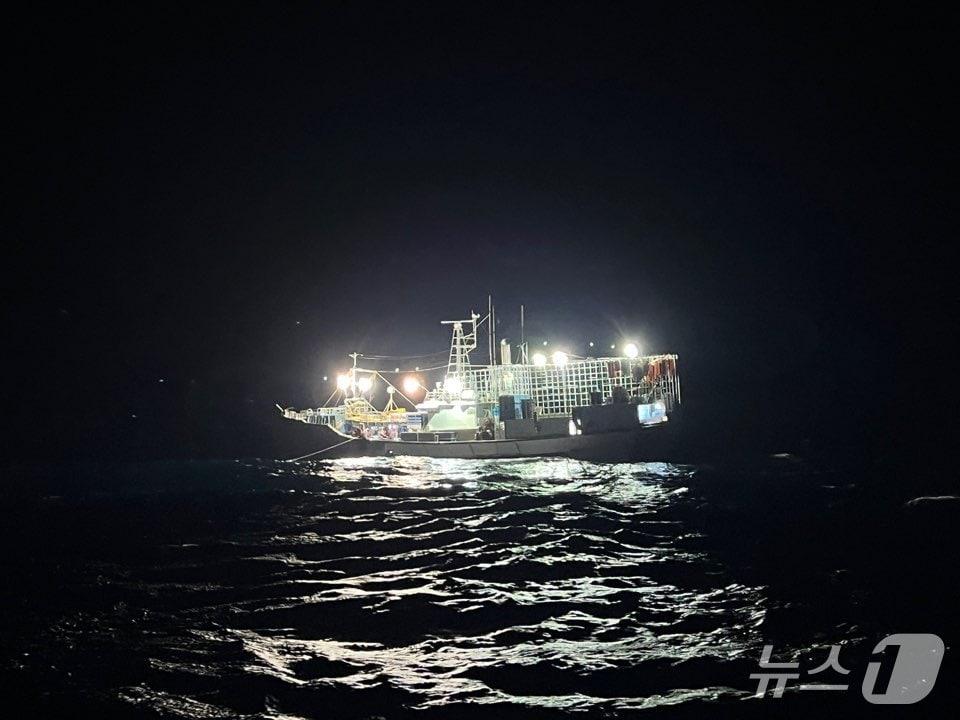 본문 이미지 - 강원 동해해양경찰서, 독도 인근 해상서 기관 고장된 어선 구조 현장.(동해해경 제공, 재판매 및 DB금지)