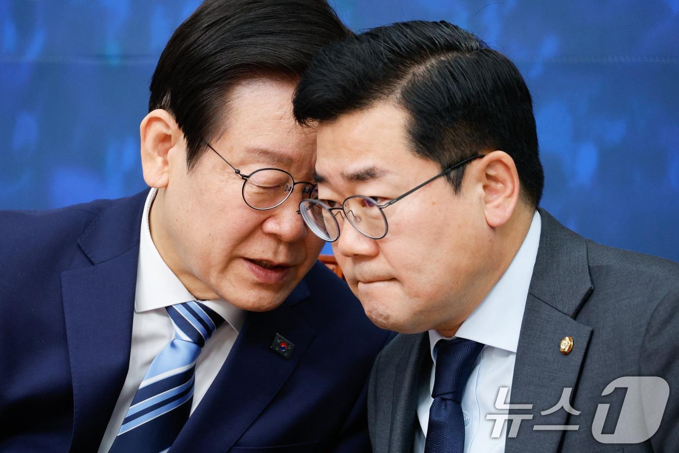 본문 이미지 - 이재명 대통령(당시 더불어민주당 대표)과 박찬대 전 원내대표가 2024년 11월 29일 서울 여의도 국회에서 열린 최고위원회의에서 대화하고 있다. / 뉴스1 ⓒ News1