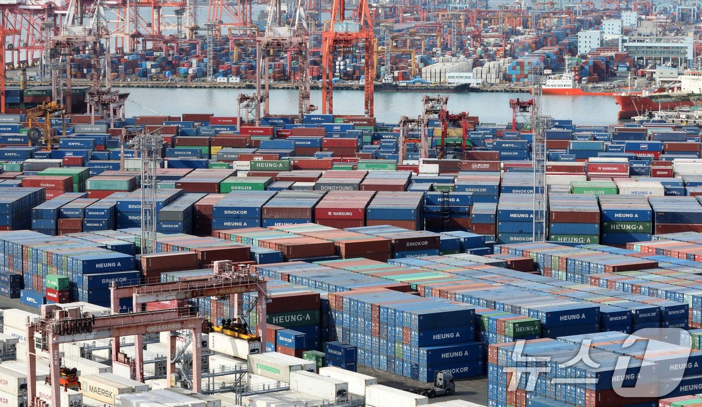 본문 이미지 - 6일 부산항 신선대부두와 감만부두 야적장에 컨테이너가 가득 쌓여 있다. 2026.2.6 / ⓒ 뉴스1 윤일지 기자