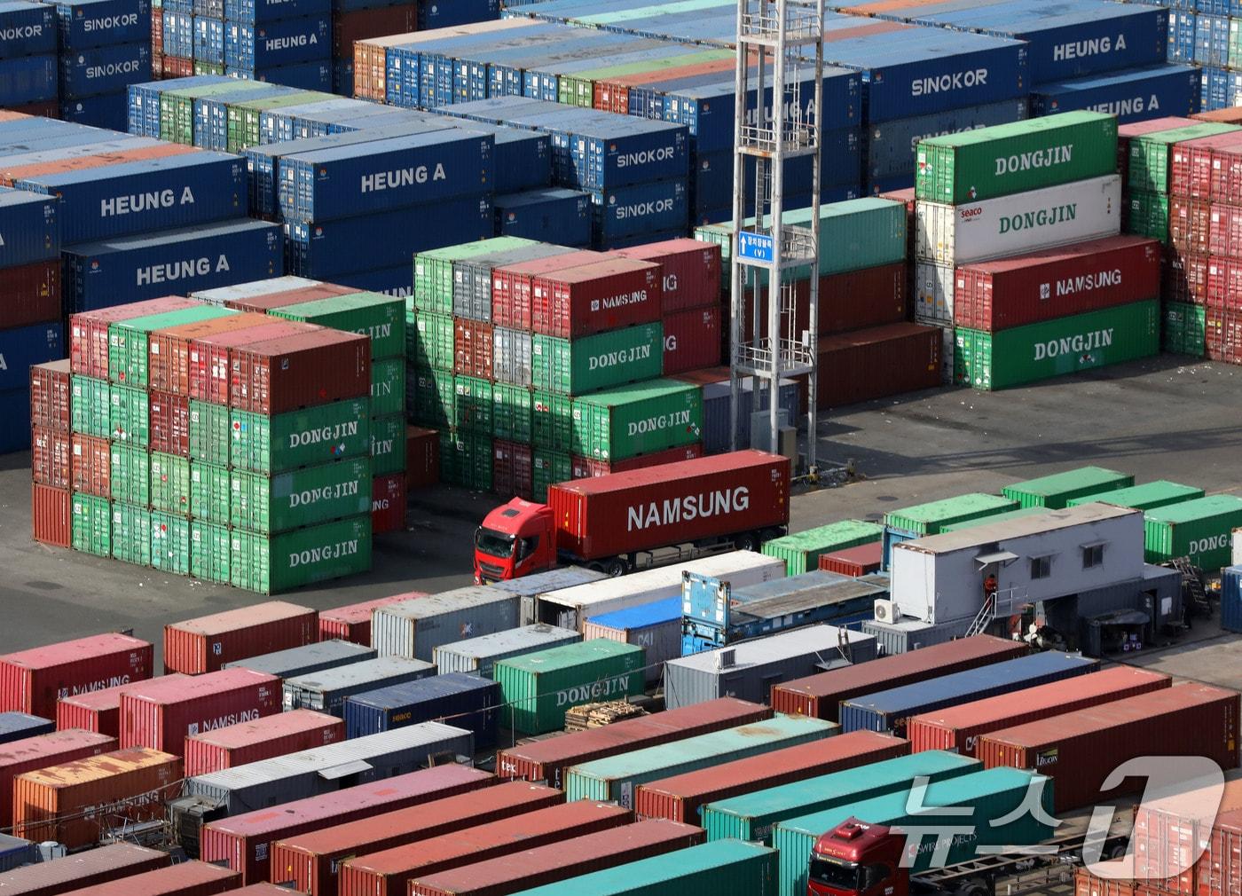 본문 이미지 - 6일 부산항 신선대부두 야적장에 컨테이너가 가득 쌓여 있다. 2026.2.6 ⓒ 뉴스1 윤일지 기자