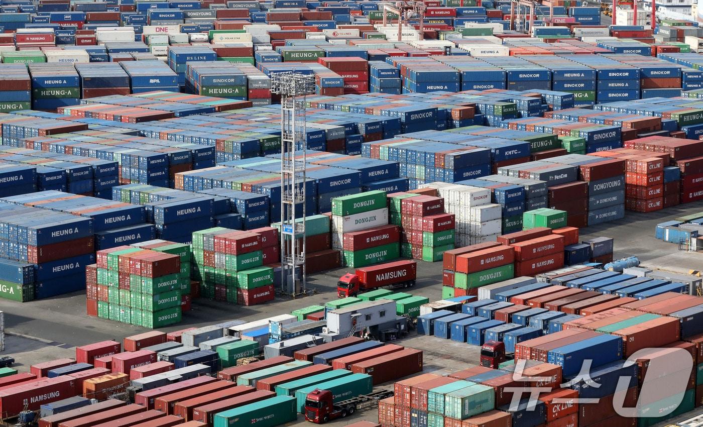 본문 이미지 - 부산항 신선대부두 야적장에 컨테이너가 가득 쌓여 있다.2026.2.6 ⓒ 뉴스1 윤일지 기자
