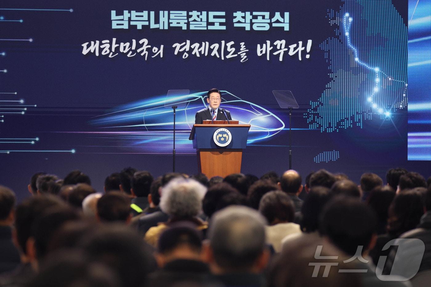 본문 이미지 - 이재명 대통령이 6일 경남 거제시 견내량 인근에서 열린 남부내륙철도 착공식에서 기념사를 하고 있다. 2026.2.6. ⓒ 뉴스1 이재명 기자