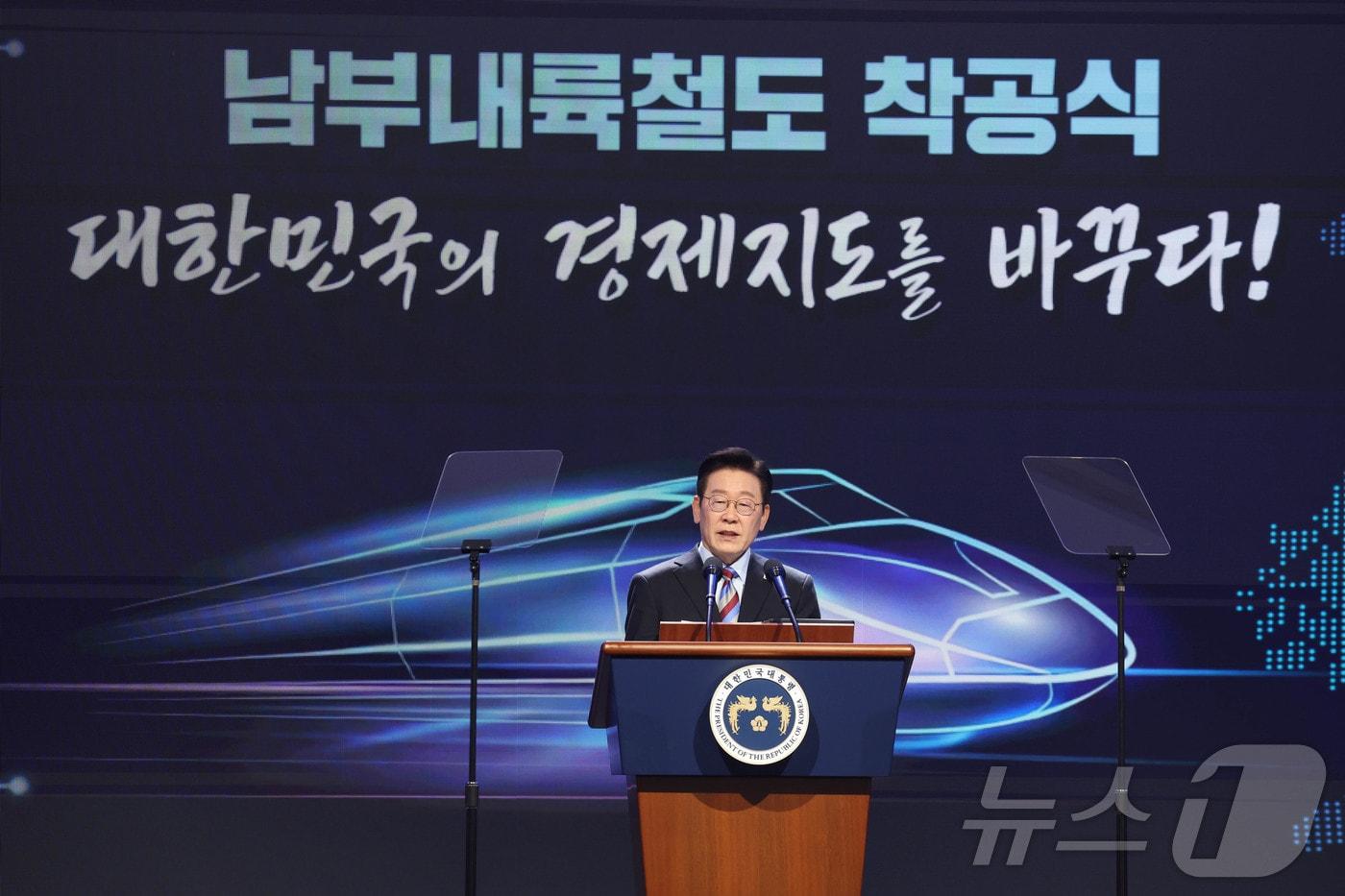 본문 이미지 - 이재명 대통령이 6일 경남 거제시 견내량 인근에서 열린 남부내륙철도 착공식에서 기념사를 하고 있다. 2026.2.6 / ⓒ 뉴스1 이재명 기자