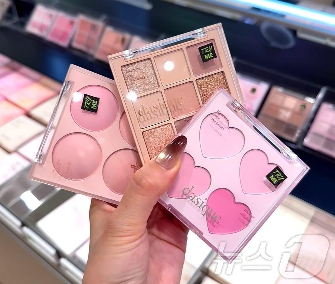 최근 중국 상하이에 문을 연 화장품 편집숍 '오 유스' 매장 내부에 진열된 한국 화장품 테스터. (샤오훙슈 갈무리) ⓒ 뉴스1 정은지 특파원