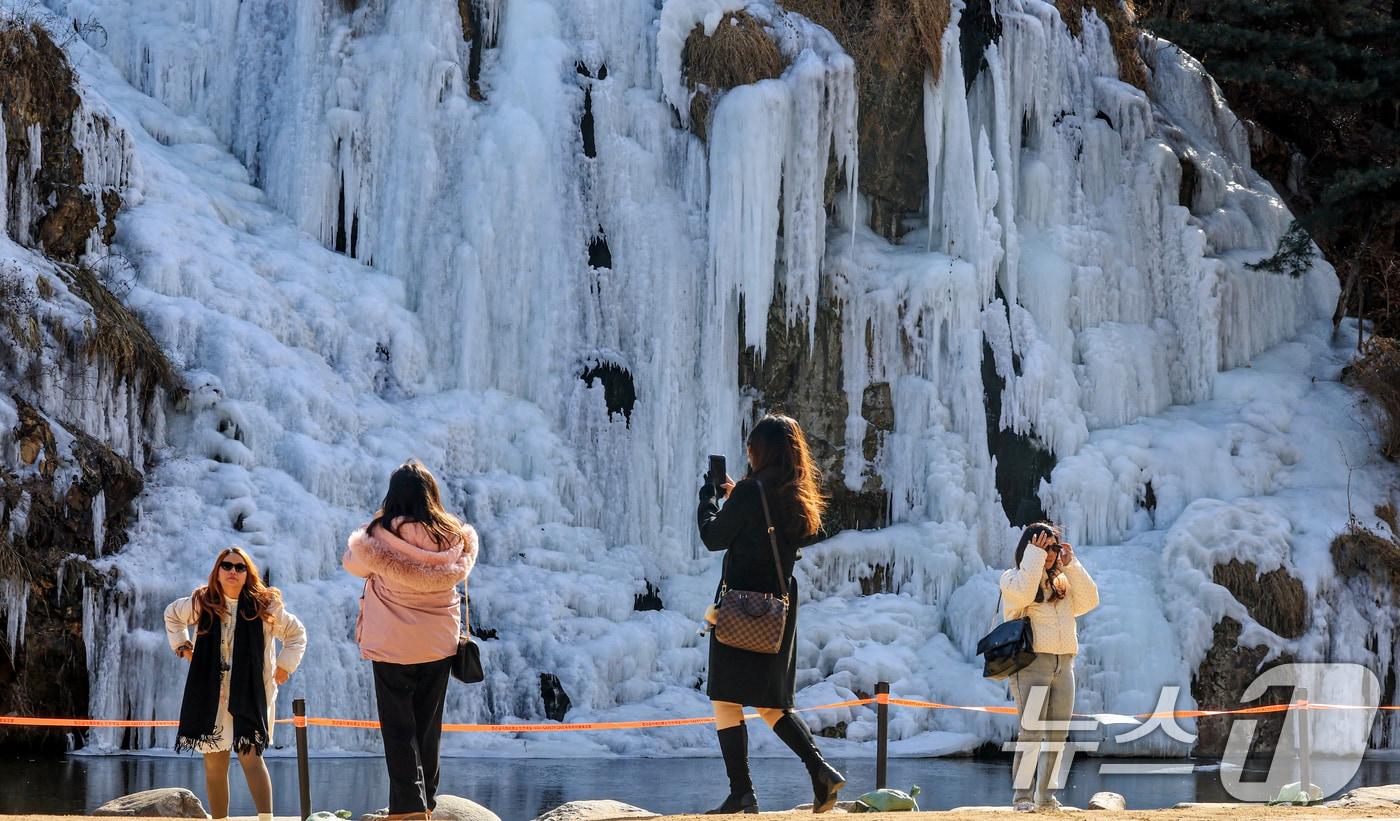 본문 이미지 - 아침기온이 영하10도 밑으로 떨어진 6일 서울 서대문구 홍제천 인공폭포가 얼어붙어 있다. 2026.2.6 ⓒ 뉴스1 이호윤 기자