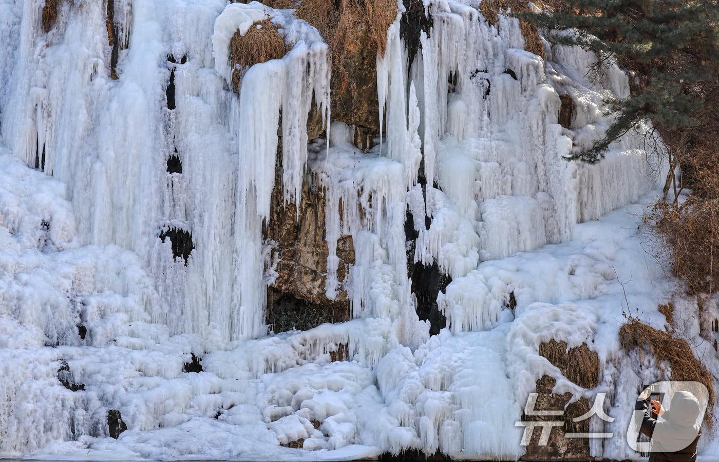 본문 이미지 - 아침기온이 영하10도 밑으로 떨어진 6일 서울 서대문구 홍제천 인공폭포가 얼어붙어 있다. 2026.2.6 / ⓒ 뉴스1 이호윤 기자