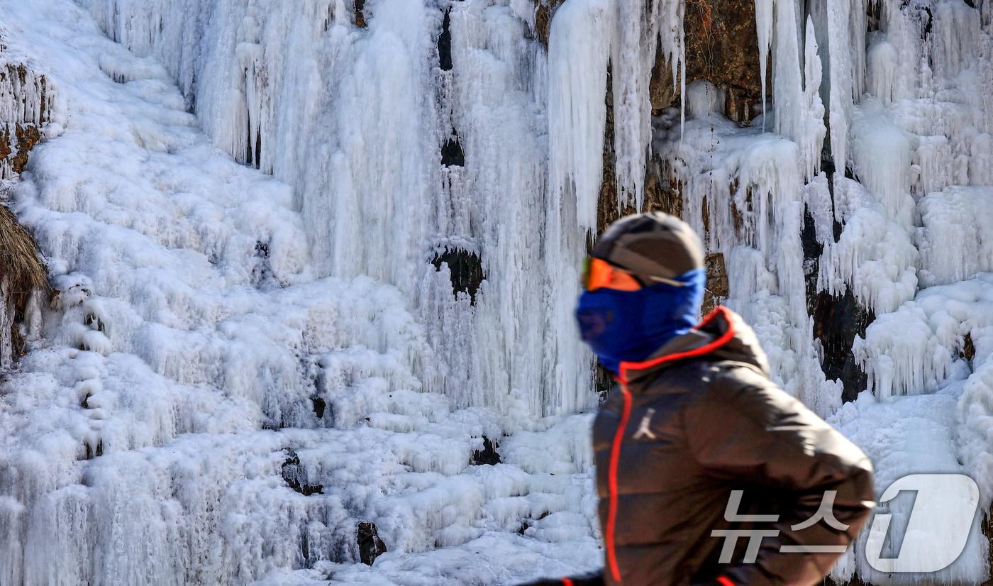 본문 이미지 - 아침기온이 영하10도 밑으로 떨어진 지난 6일 서울 서대문구 홍제천 인공폭포가 얼어붙어 있다. 2026.2.6 ⓒ 뉴스1 이호윤 기자