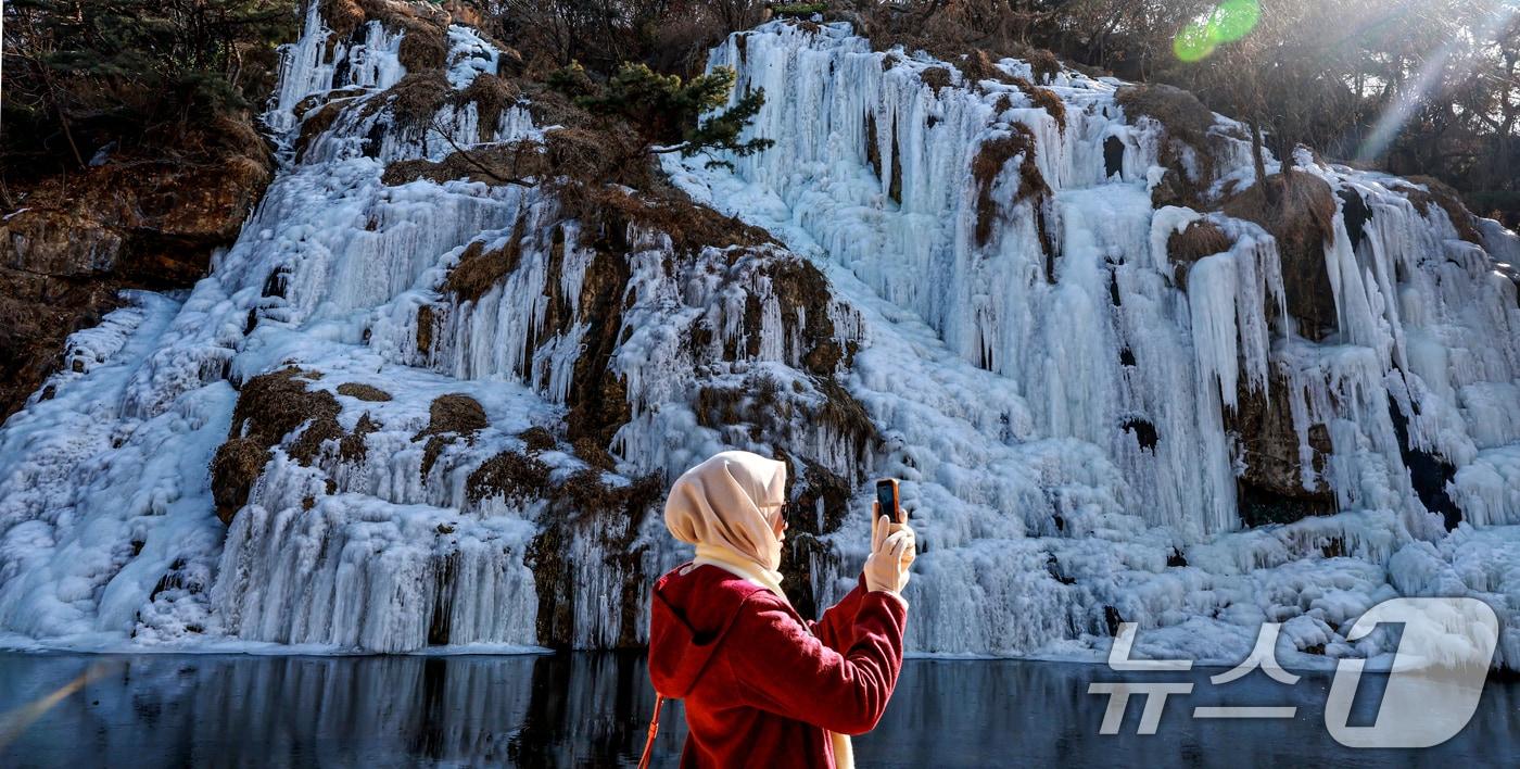 본문 이미지 - 아침기온이 영하10도 밑으로 떨어진 지난 6일 서울 서대문구 홍제천 인공폭포가 얼어붙어 있다.  ⓒ 뉴스1 이호윤 기자