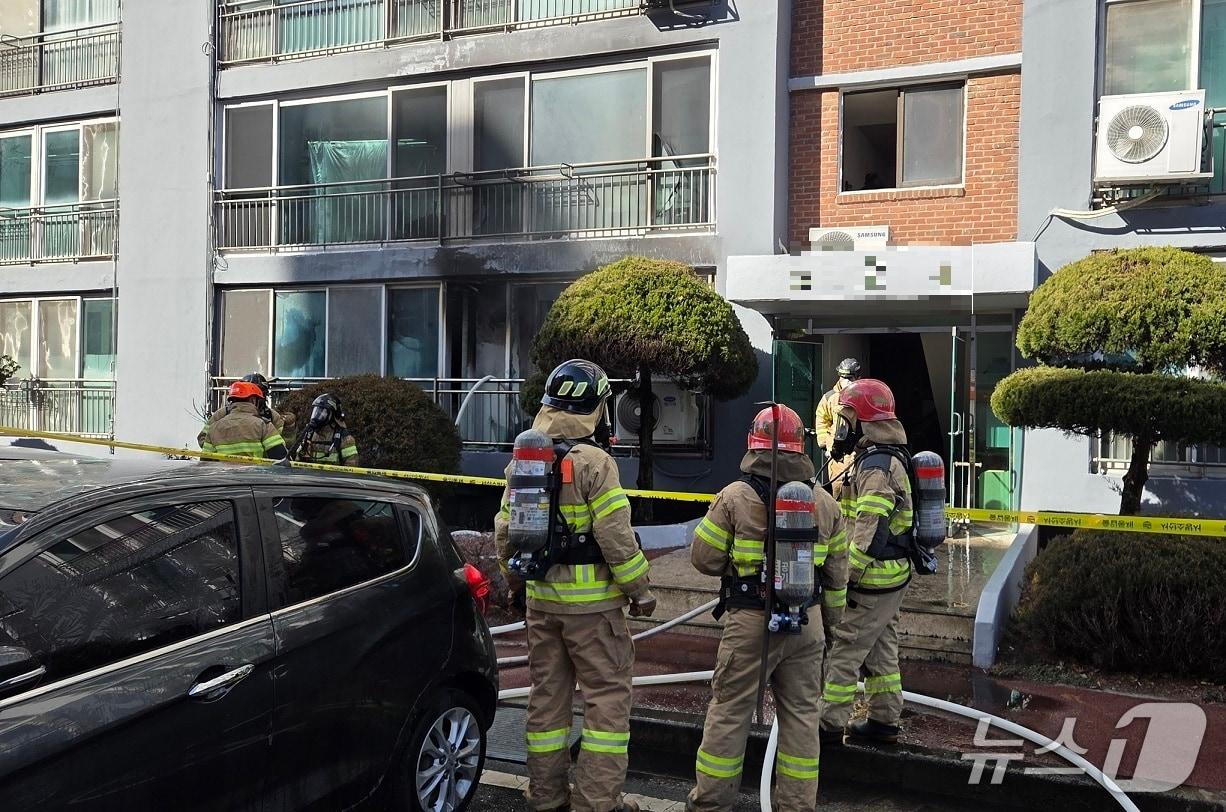 본문 이미지 - 서산 동문동 아파트 화재 현장. (충남소방본부 제공, 재판매 및 DB금지) / 뉴스1