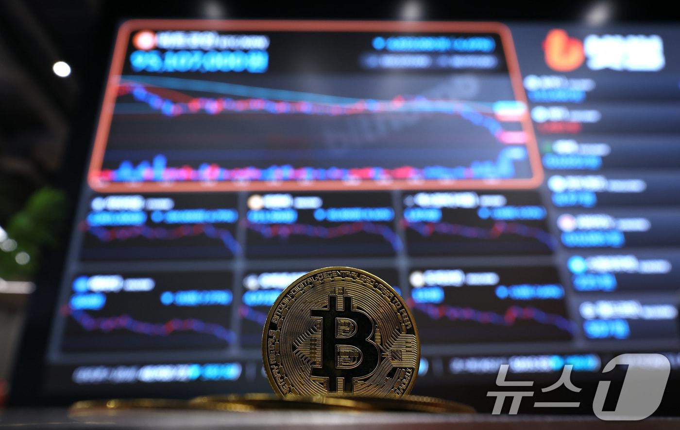 본문 이미지 - 서울 강남구 빗썸 라운지에 설치된 암호화폐 시세 현황판. 2026.2.6 ⓒ 뉴스1 구윤성 기자