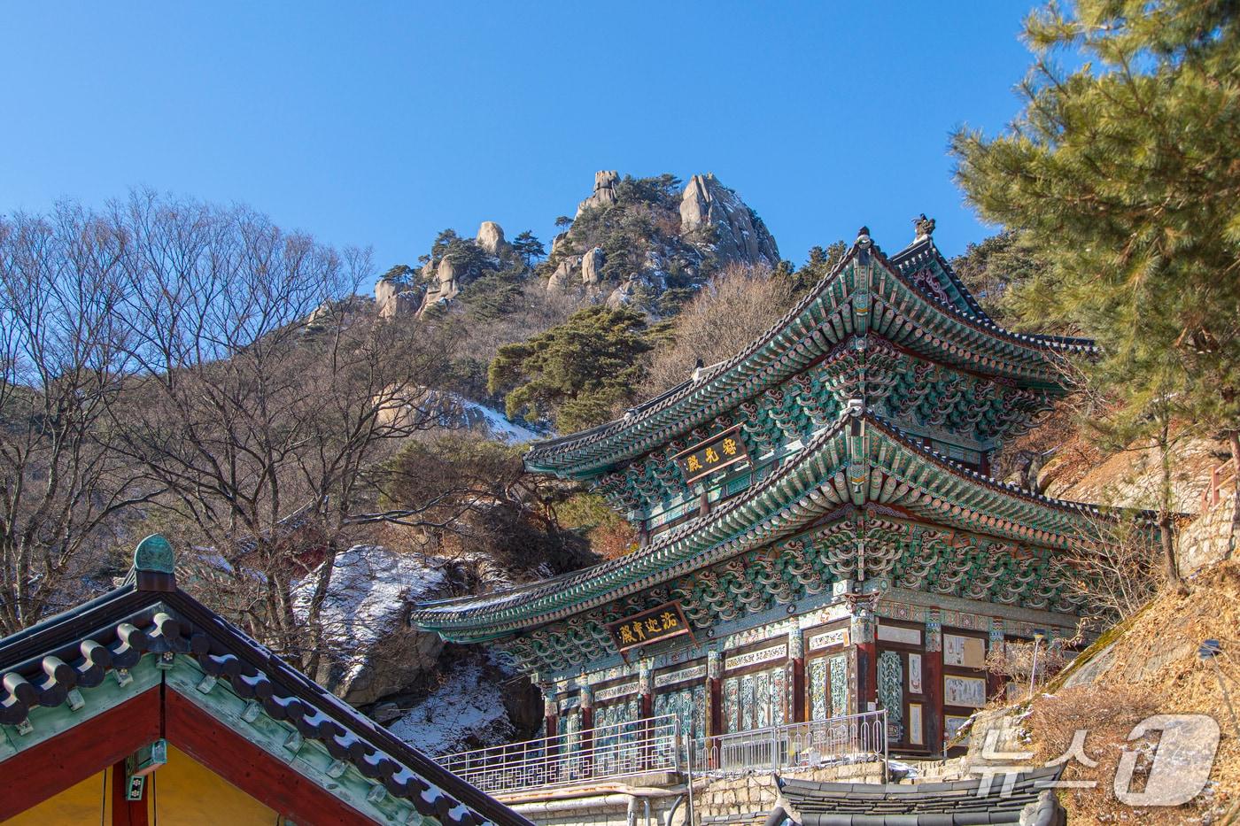 본문 이미지 - 설산 속에 안긴 고찰, 의정부 망월사.(경기관광공사 제공. 재판매 및 DB금지)/뉴스1