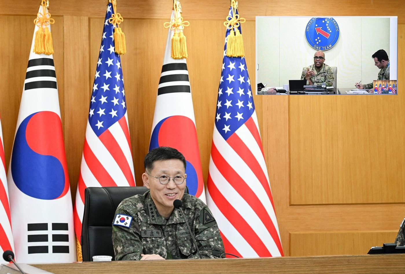 본문 이미지 - 김규하 육군참모총장이 6일 로널드 P. 클라크 미국 태평양육군사령관과 화상회의를 하고 있다.(육군 제공)