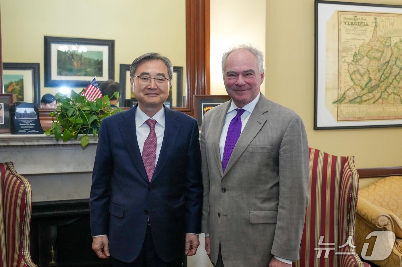 본문 이미지 - 조현 외교장관은 2일(현지시간) 미국 워싱턴 DC에서 팀 케인 상원의원(민주·버지니아)과 면담했다. 2026.02.06. (외교부 제공)