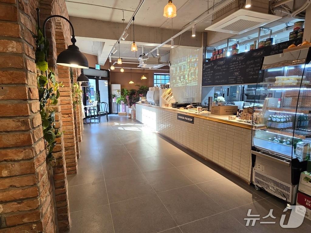 본문 이미지 - 학성가구거리 활력센터(그라운드 30) 1층 베이커리 전경.(울산 중구 제공. 재판매 및 DB금지)/뉴스1