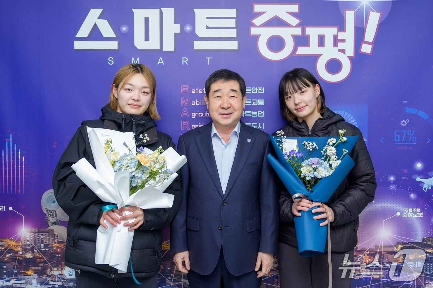 본문 이미지 - 이재영 충북 증평군수가 6일 23회 전국장애인동계체육대회 컬링 종목에서 은메달을 획득한 서은주(왼쪽)·서은지(오른쪽) 선수를 초청해 격려했다.(증평군 제공, 재판매 및 DB금지)/뉴스1