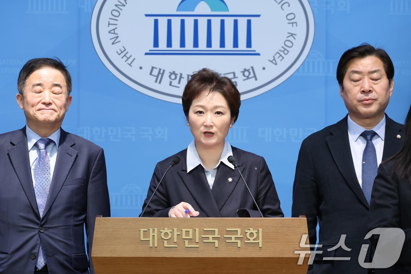 본문 이미지 - 강득구(왼쪽부터), 이언주, 황명선 더불어민주당 최고위원이 6일 서울 여의도 국회 소통관에서 조국혁신당과의 합당 관련 기자회견을 하고 있다. 2026.2.6 ⓒ 뉴스1 신웅수 기자