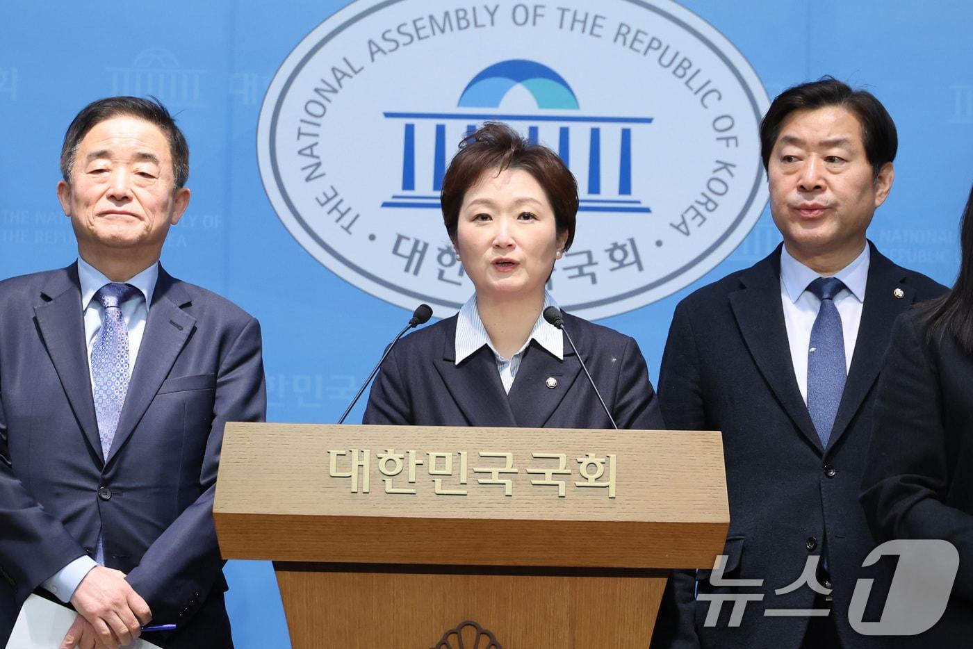 본문 이미지 - 강득구(왼쪽부터), 이언주, 황명선 더불어민주당 최고위원이 6일 서울 여의도 국회 소통관에서 조국혁신당과의 합당 관련 기자회견을 하고 있다. 2026.2.6 / ⓒ 뉴스1 신웅수 기자