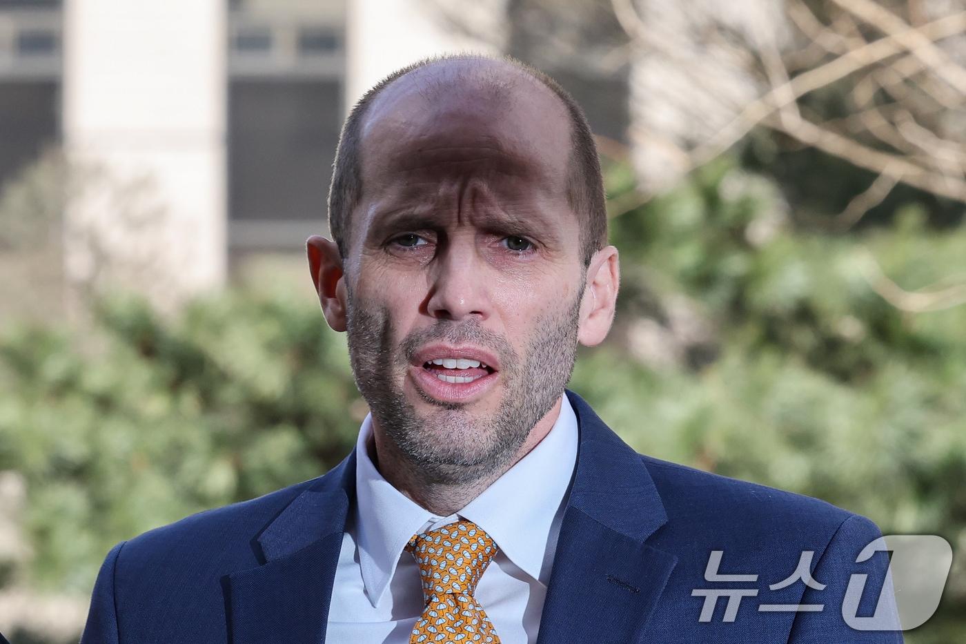 본문 이미지 - 해롤드 로저스 쿠팡 한국법인 임시 대표가 6일 오후 마포구 서울경찰청 광역수사단 반부패수사대에서 국회에서의 증언·감정 등에 관한 법률 위반 혐의 등 관련 2차 조사를 받기 위해 출석하고 있다. 2026.2.6 ⓒ 뉴스1 안은나 기자