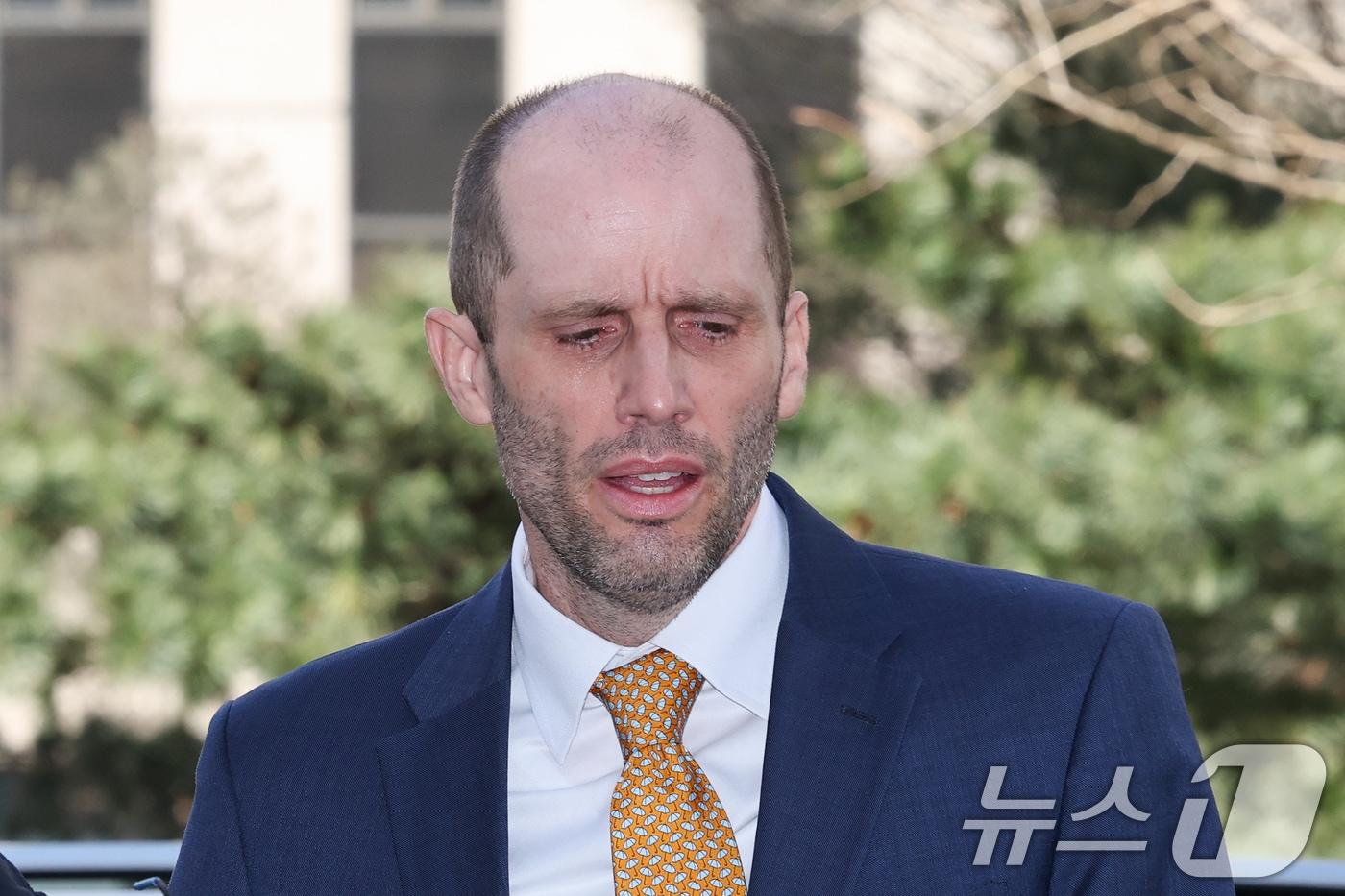 본문 이미지 - 해롤드 로저스 쿠팡 한국법인 임시 대표가 6일 오후 마포구 서울경찰청 광역수사단 반부패수사대에서 국회에서의 증언·감정 등에 관한 법률 위반 혐의 등 관련 2차 조사를 받기 위해 출석하고 있다. 2026.2.6 ⓒ 뉴스1 안은나 기자