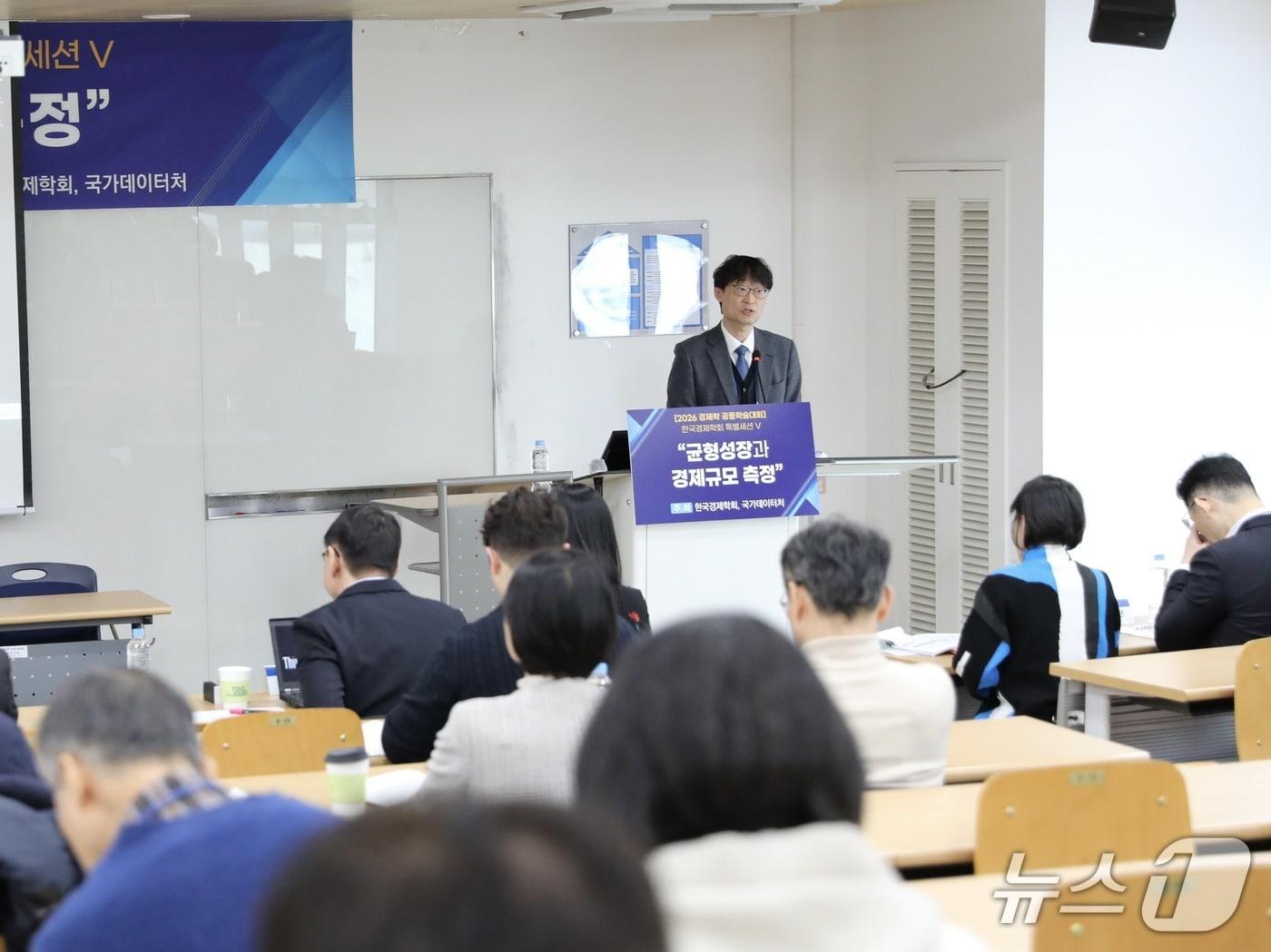 본문 이미지 - 6일 이명호 국가데이터처 차장이 '2026 경제학 공동학술대회' 특별 세션에서 환영사를 전하고 있다. (국가데이터처 제공) 2026.2.6/뉴스1 ⓒ News1