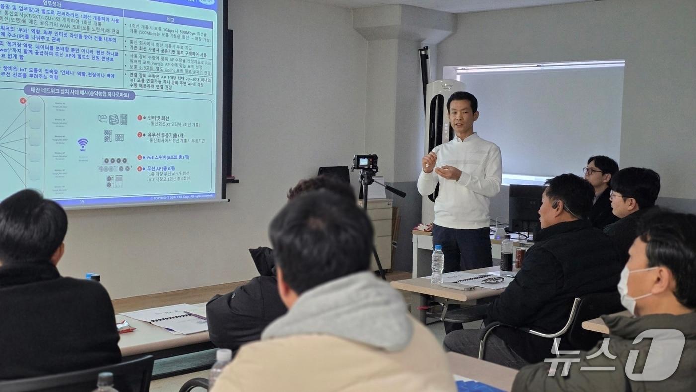 본문 이미지 - 오텍그룹 계열사 씨알케이(CRK)가 지난 5일 전국 전문점을 대상으로 'CRK 냉동설루션 전문가' 교육을 진행하고 있다.(오텍캐리어 제공)