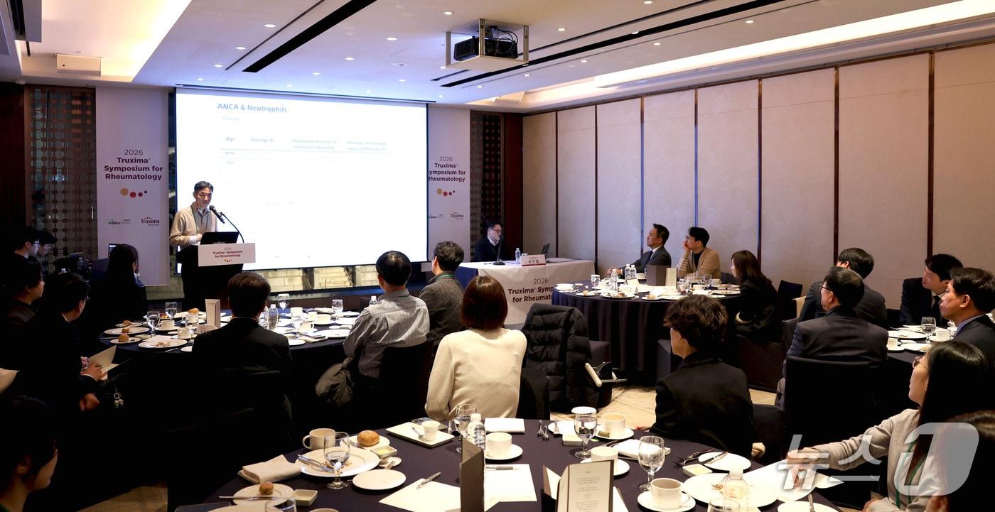 본문 이미지 - 5일 웨스틴 조선 서울에서 트룩시마 심포지엄에 참가한 전문의들이 강연을 듣고 있다(셀트리온제약 제공)