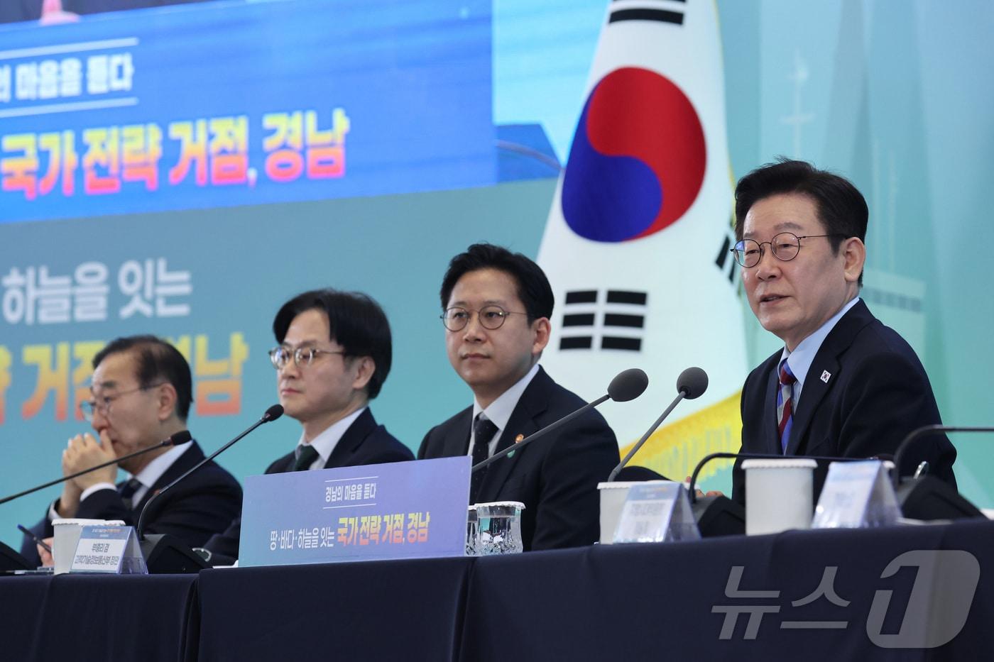 본문 이미지 - 이재명 대통령이 6일 창원 성산구 창원컨벤션센터에서 열린 '경남의 마음을 듣다' 타운홀 미팅에서 발언을 하고 있다. 2026.2.6 ⓒ 뉴스1 이재명 기자