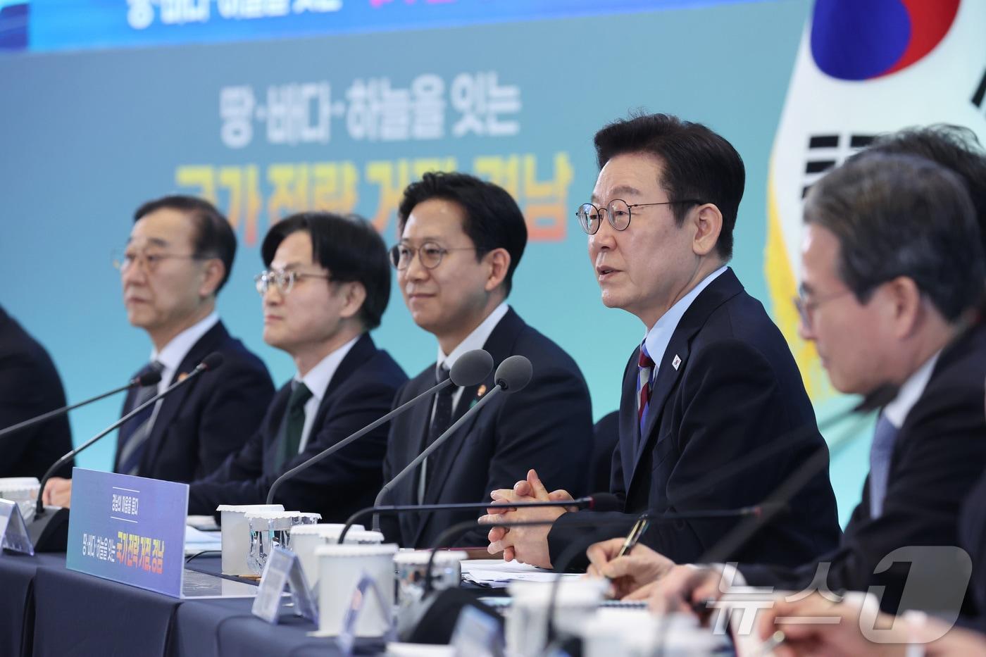 본문 이미지 - 이재명 대통령이 6일 창원 성산구 창원컨벤션센터에서 열린 '경남의 마음을 듣다' 타운홀 미팅에서 발언을 하고 있다. 2026.2.6 / ⓒ 뉴스1 이재명 기자