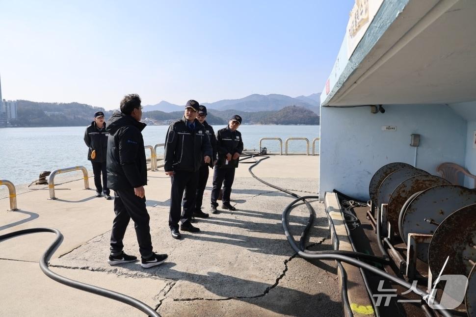 본문 이미지 - 김태환 완도해경 서장이 지난 5일 신지급유소를 방문해 시설 관리 실태를 점검하고 있다.(완도해경 제공. 재판매 및 DB 금지)