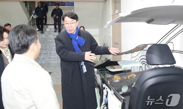 본문 이미지 - 우범기 시장이 6일 전주의 대표적인 향토기업인 휴비스 전주공장을 방문했다.(전주시 제공, 재판매 및 DB 금지)/뉴스1