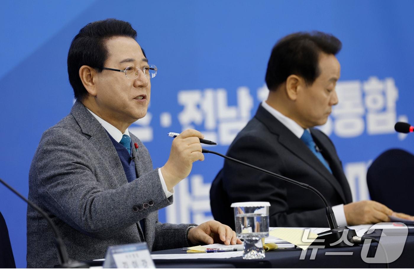 본문 이미지 - 김영록 전남도지사가 6일 광주 김대중컨센션센터에서 열린 광주전남 행정통합 찾아가는 타운홀 미팅 '광주서구 광산구 동구' 편에 참석해 질문에 답하고 있다. 2026.2.6 / ⓒ 뉴스1 김태성 기자