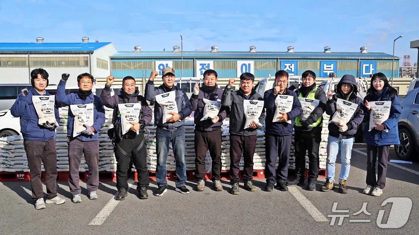 본문 이미지 - 지난 1월 9일 당사 무재해 100만 인시 달성을 함께한 협력사 임직원 분들에게 6일 지역 농가에서 재배한 쌀을 기념품으로 지급하고 기념촬영을 하고 있다.(HD현대오일뱅크 제공. 재판매 및 DB금지)2026.2.6/뉴스1